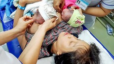 Người mẹ mang song thai, sinh một con ở nhà, một ở bệnh viện. Ảnh: B.T.