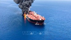 Khói lửa bốc ngùn ngụt từ một tàu chở dầu được cho là bị tấn công trên Vịnh Oman, ngày 13/6/2019. Ảnh: AFP/TTXVN