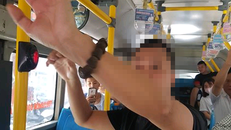 Hình ảnh về người đàn ông có hành vi thủ dâm được chụp lại trên xe buýt.