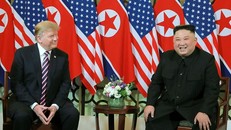 Tổng thống Mỹ Donald Trump và nhà lãnh đạo Triều Tiên Kim Jong-un trong cuộc gặp thượng đỉnh tại Hà Nội. (Ảnh: AFP/ TTXVN)