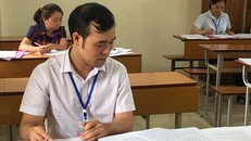 Chấm thi tự luận. Ảnh: Nghiêm Huê