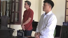 Bị can Uần (áo trắng) và Dũng tại phiên tòa sáng 3/7