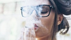 Khói thuốc lá chứa hóa chất độc hại có thể gây kích ứng và gây hại cho mắt. (Ảnh minh họa - Getty).