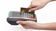 Sẽ xử lý nghiêm việc rút tiền mặt qua thẻ tín dụng