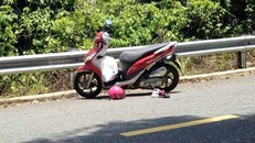 Xe máy tay ga do chị V. điều khiển trên bán đảo Sơn Trà gặp tai nạn khiến 2 bà cháu tử vong