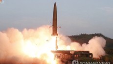 Hình ảnh phát sóng trên truyền hình Triều Tiên ngày 26/7 cho thấy một tên lửa tầm ngắn được bắn từ một bệ phóng trên bán đảo Hodo gần thị trấn ven biển phía đông Wonsan. Ảnh: Yonhap