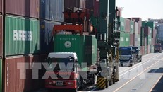 Xếp dỡ hàng hóa tại cảng ở Tokyo, Nhật Bản. Ảnh: AFP/ TTXVN