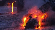 Những lớp đá nóng chảy có xu hướng tràn xuống lõi. (Ảnh: Universal-sci).