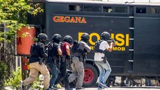 Cảnh sát chống khủng bố Indonesia trong một chiến dịch truy quét tội phạm ở thành phố Surabaya. (Ảnh: AFP/TTXVN)