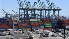 Container hàng hóa từ Trung Quốc và các nước khác được xếp dỡ tại cảng Long Beach, Los Angeles, California, Mỹ, ngày 16/2/2019. Ảnh: AFP/TTXVN