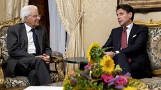 Tổng thống Italy Sergio Mattarella (trái) và Thủ tướng Giuseppe Conte. (Ảnh: AP)