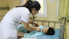 Một trong hai bệnh nhi biến chứng nặng được điều trị tại bệnh viện - Ảnh: Bệnh viện cung cấp