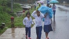 Quảng Trị: Học sinh vùng lũ đội mưa đi khai giảng, đến trường thầy thông báo... hoãn
