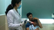 Bé trai 5 tuổi bị thủng màng nhĩ vì nhét 2 cục pin vào trong tai