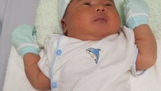 Bé trai nặng 5 kg vừa chào đời ở Quảng Ngãi. Ảnh: P.H