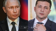 Tổng thống Nga Vladimir Putin (trái) và Tổng thống Ukraine Volodymyr Zelensky (phải). Ảnh: AFP/TTXVN