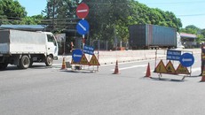 Quốc lộ 1 đoạn qua huyện Cam Lâm (Khánh Hòa) bị hư hỏng, nhà thầu đóng một làn để sửa chữa vào tháng 12-2018. Ảnh: Tấn Lộc.