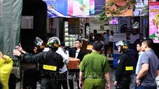 Cảnh sát kiểm tra, khám xét và đưa các kiện hàng lên xe tại cửa hàng điện thoại Nhật Cường mobile ở 33 Lý Quốc Sư, Hà Nội. Ảnh: Doãn Tấn/TTXVN