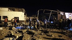 Hiện trường một vụ tấn công nhằm vào một trung tâm dành cho người tị nạn ở gần thủ đô Tripoli, Lybia, ngày 3/7. (Nguồn: AFP/TTXVN)