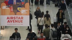 Hành khách tại sân bay Incheon, phía tây Seoul, Hàn Quốc, ngày 31/1/2019. (Ảnh: Yonhap/ TTXVN)