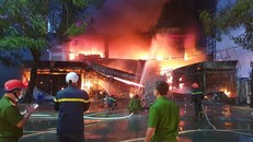 Đám cháy bùng phát dữ dội tại Siêu thị điện máy Hoàng Gia. 