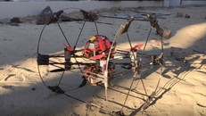Robot này trông như một chiếc drone lắp trong một bánh xe giống loại dành cho chuột hamster.