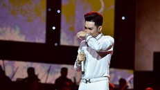 Quang Hà bật khóc trên sân khấu. 