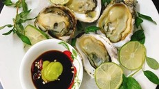 Chanh, mù tạt...khi ăn với hải sản sống chỉ làm giảm mùi tanh, không giết được ký sinh trùng và vi khuẩn. Ảnh: Internet