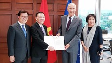 Bộ trưởng Chu Ngọc Anh trao Văn kiện gia nhập cho Tổng Giám đốc WIPO Francis Gurry. (Ảnh: Bộ KH&CN).