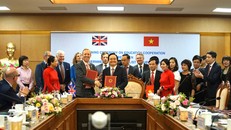 Đoàn công tác của 2 nước chụp ảnh sau buổi làm việc.