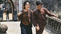 Đỗ Mỹ Linh mặc nhiều kiểu áo yếm trong MV Hết thương cạn nhớ. 