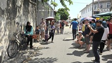 Khách du lịch "check-in" tại những tác phẩm nghệ thuật trên tường ở Penang.