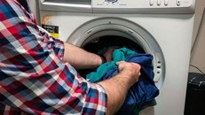 Nhiều hạt vi nhựa bị phát tán khi giặt quần áo từ vải tổng hợp.