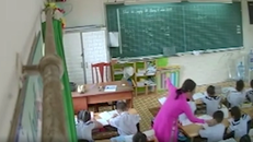 Cô giáo véo tai một học sinh trong lớp. Ảnh: chụp màn hình