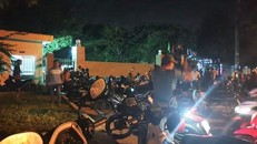 Người nhà mang thi thể của anh Tây đến trụ sở nhà máy yêu cầu làm rõ