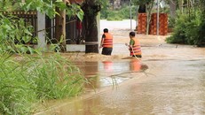 Lũ về đột ngột khiến nhiều hộ dân ở Bình Phước không kịp trở tay. (Ảnh: Đậu Tất Thành/TTXVN)