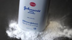 Johnson & Johnson thu hồi 33.000 sản phẩm phấn rôm trẻ em vì chứa chất gây ung thư