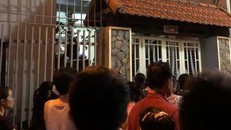 Người dân trong ngõ 172 đến xem vụ việc.