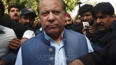 Cựu Thủ tướng Pakistan Nawaz Sharif tới tòa án ở Lahore ngày 8/10/2018. Ảnh: AFP/TTXVN