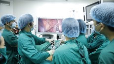 Các bác sĩ phẫu thuật cho bệnh nhân. Ảnh: Sức Khỏe Đời Sống.