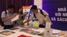 Bộ sách lớp 1 “Chân trời sáng tạo” do giáo viên TP HCM biên soạn Ảnh: HUY LÂN