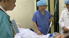 Các bác sỹ thăm khám cho bệnh nhân người Nhật Bản. (Ảnh: PV/Vietnam+)