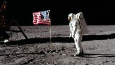 Phi hành gia chào cờ Mỹ trong cuộc đổ bộ Mặt trăng Apollo 11. (Ảnh: NASA).