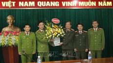 Thiếu tướng Đào Gia Bảo (đứng giữa), Cục trưởng Cục công tác Đảng và công tác chính trị, Bộ Công an khen thưởng các lực lượng tham gia phá chuyên án. Ảnh: Xuân Tiến/TTXVN