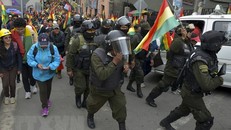 Lực lượng cảnh sát Bolivia tham gia cuộc biểu tình phản đối Chính phủ của phái chính trị đối lập, tại thủ đô La Paz ngày 9/11/2019. (Ảnh: AFP/TTXVN)