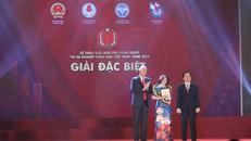 Nhóm tác giả nhận giải Đặc biệt. Ảnh: Báo Giáo dục và Thời đại