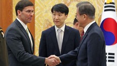 Bộ trưởng Mỹ Esper bắt tay Tổng thống Hàn Quốc Moon. Ảnh: Washington Times.