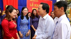 Bộ trưởng Phùng Xuân Nhạ nhấn mạnh để triển khai thành công chương trình giáo dục phổ thông mới, nhân tố mang tính quyết định chính là đội ngũ giáo viên. Ảnh: Moet.