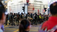 Nhiều cửa hàng, quán ăn, trung tâm thương mại tại Hong Kong phải đóng cửa vì lo sợ bị đập phá.