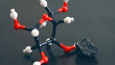 Một phân tử đường sinh học được các nhà khoa học tái hiện lại bằng mô hình. Bên cạnh là vật thể ngoài hành tinh đã mang nó đến Trái đất - (ảnh: Yoshihiro Furukawa).